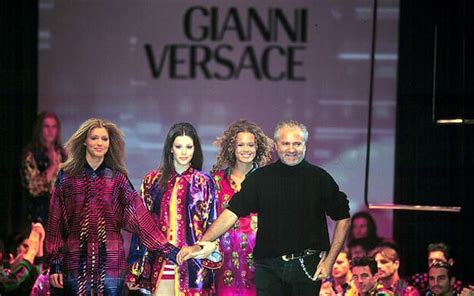 foto gianni versace assassinio|Venticinque anni senza Gianni Versace, l’imperatore della moda..